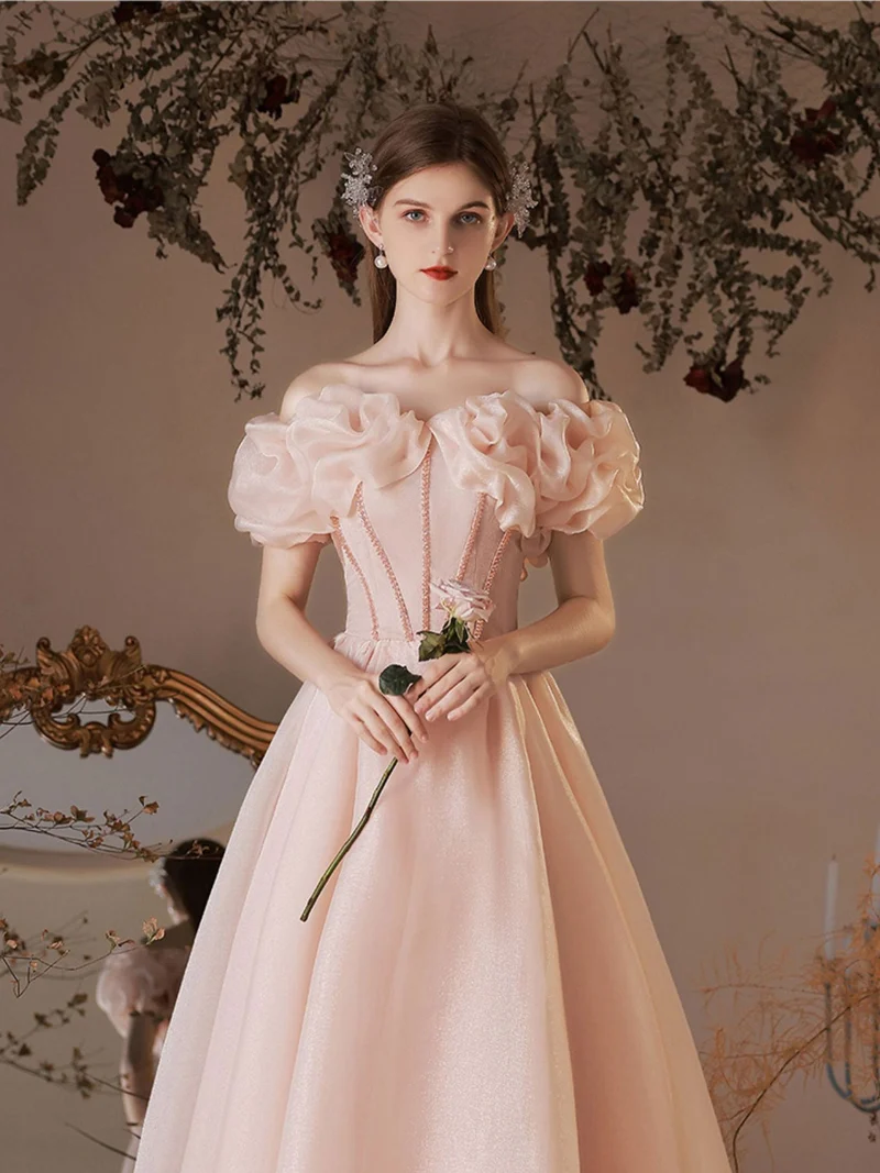 Robe de bal élégante en tulle rose, épaules dénudées, longueur thé, avec dos lacé
