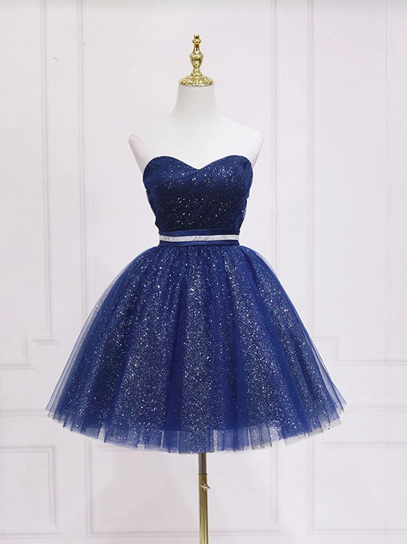 Robe de bal courte en tulle bleu foncé à paillettes et col en cœur
