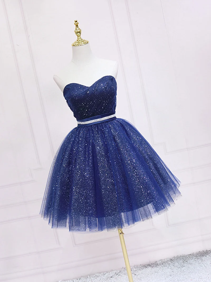 Robe de bal courte en tulle bleu foncé à paillettes et col en cœur