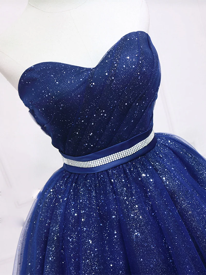 Robe de bal courte en tulle bleu foncé à paillettes et col en cœur