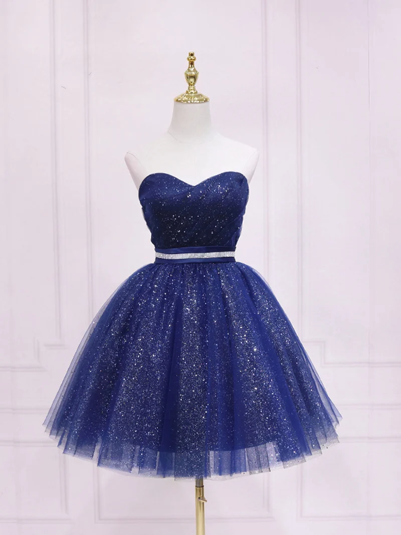 Robe de bal courte en tulle bleu foncé à paillettes et col en cœur