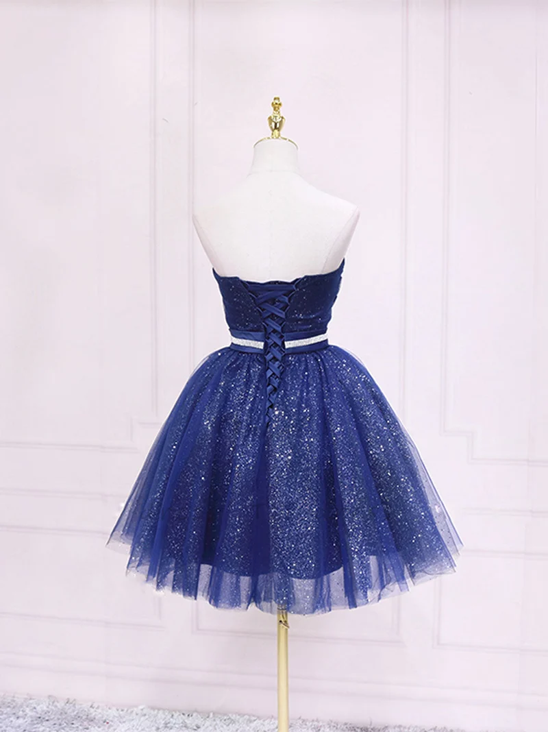 Robe de bal courte en tulle bleu foncé à paillettes et col en cœur
