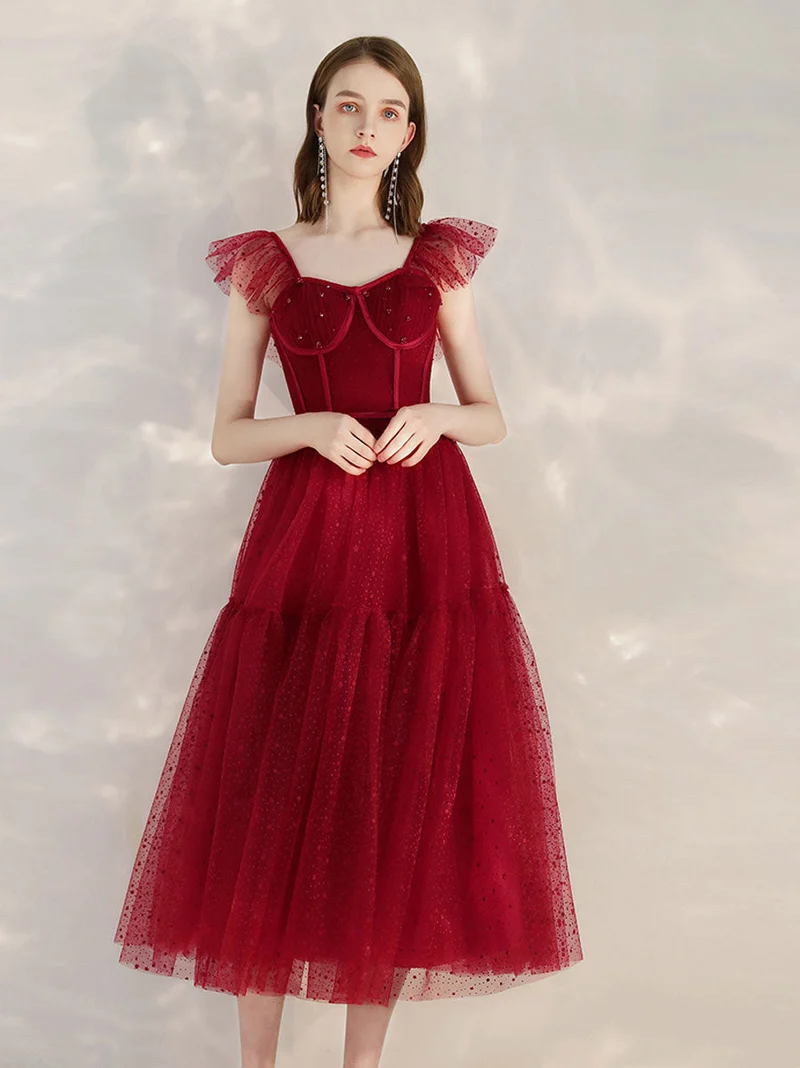 Robe de bal courte élégante en tulle bordeaux avec décolleté en cœur et coupe trapèze