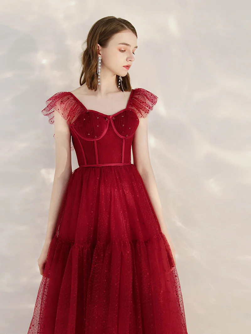 Robe de bal courte élégante en tulle bordeaux avec décolleté en cœur et coupe trapèze