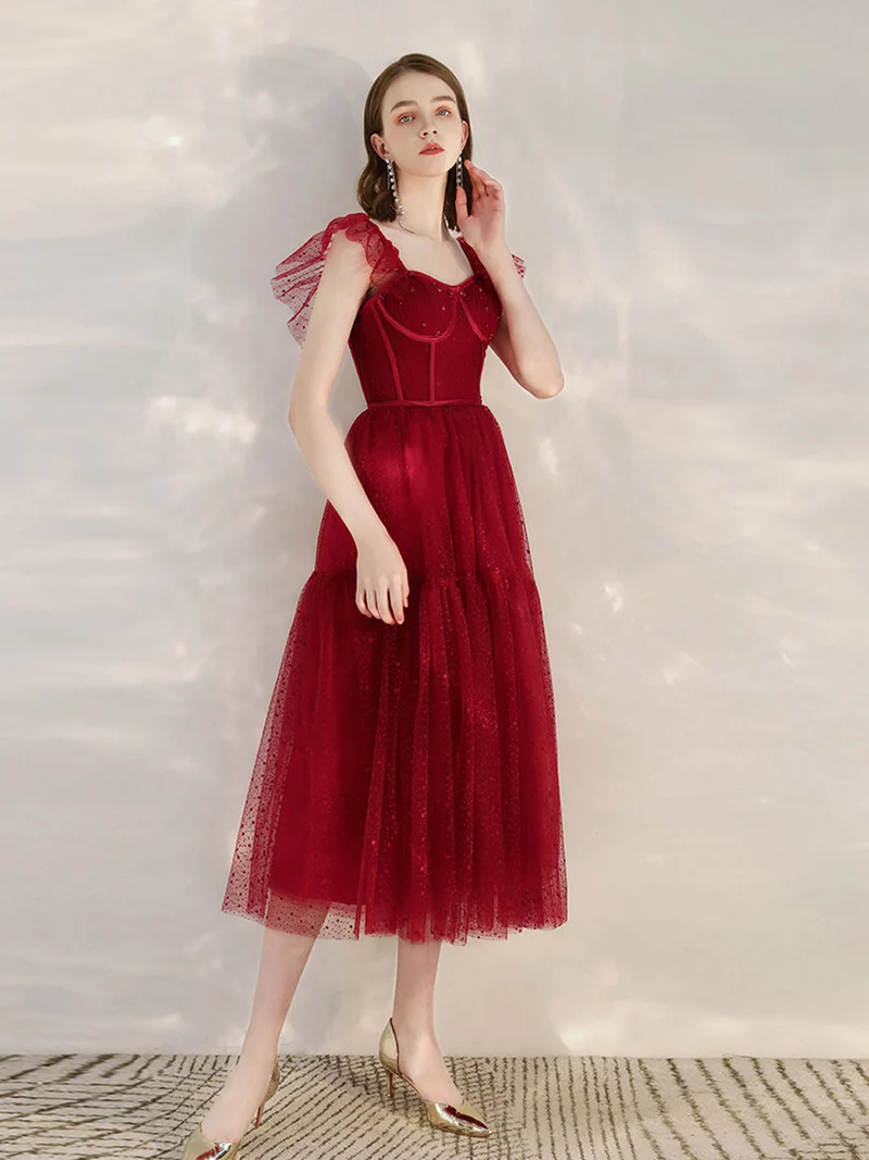 Robe de bal courte élégante en tulle bordeaux avec décolleté en cœur et coupe trapèze