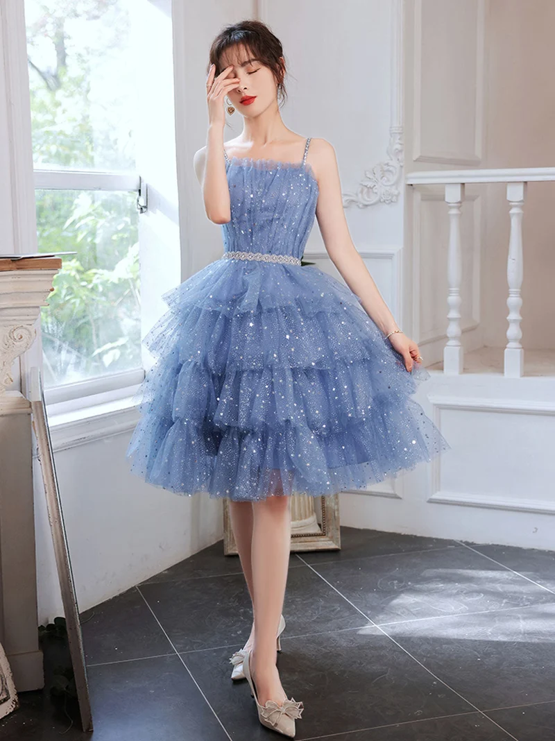 Robe de bal courte en tulle bleu élégant avec décolleté en cœur et coupe trapèze