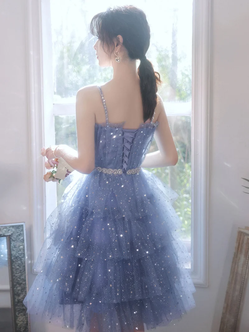 Robe de bal courte en tulle bleu élégant avec décolleté en cœur et coupe trapèze