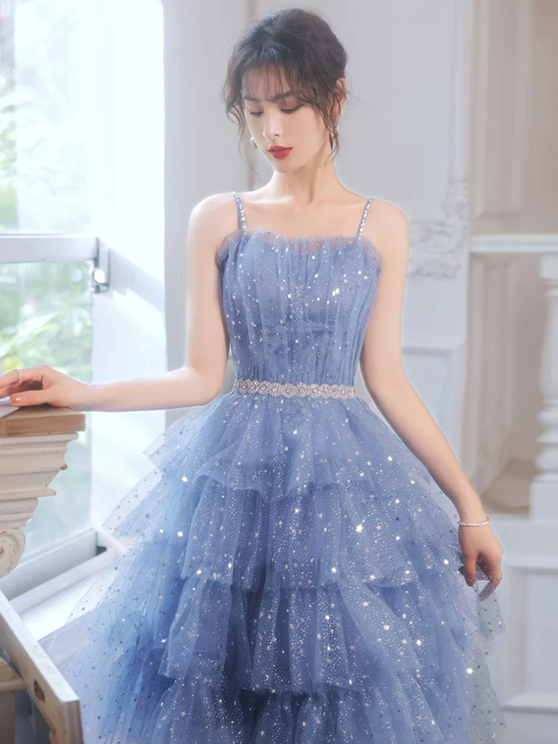 Robe de bal courte en tulle bleu élégant avec décolleté en cœur et coupe trapèze