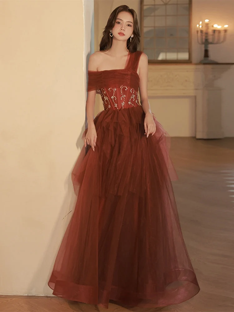 Robe de bal élégante bordeaux asymétrique en tulle, coupe trapèze, longueur au sol, avec paillettes et perles