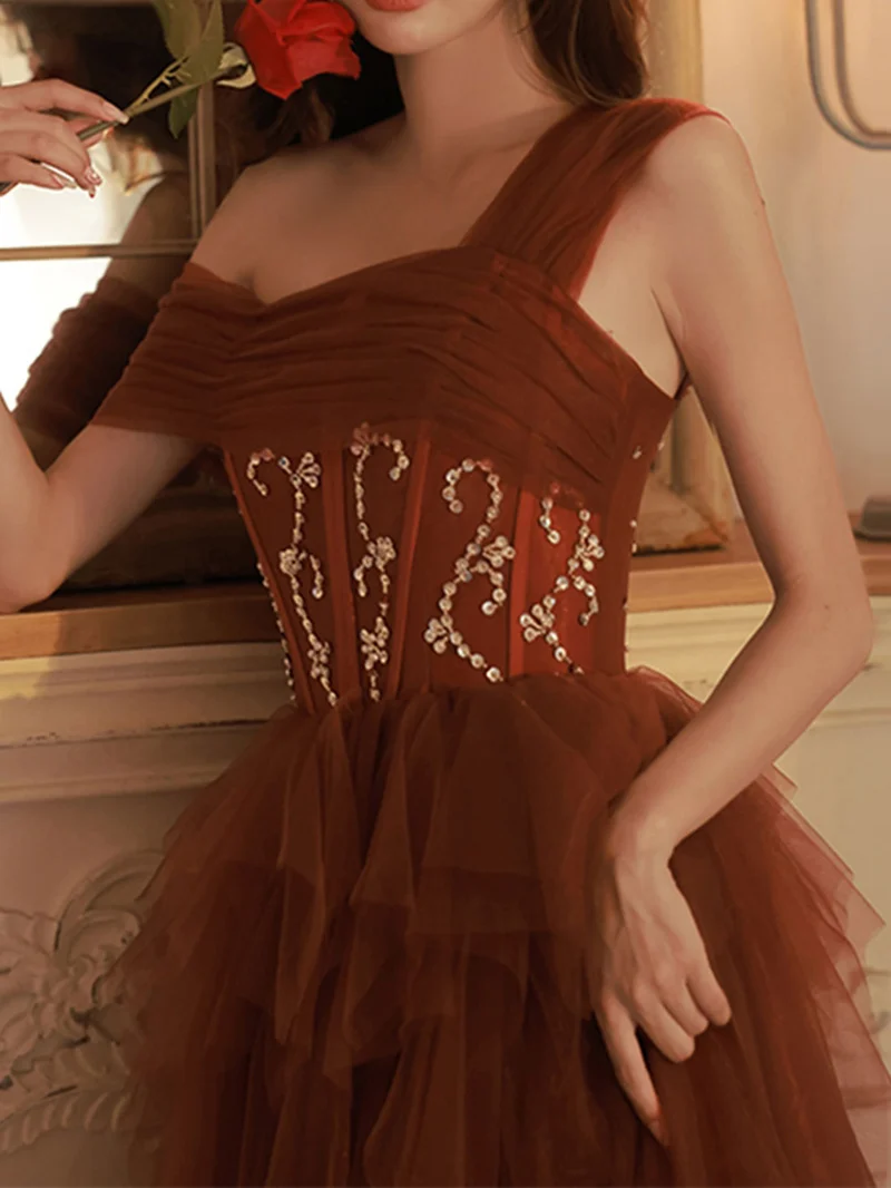 Robe de bal élégante bordeaux asymétrique en tulle, coupe trapèze, longueur au sol, avec paillettes et perles