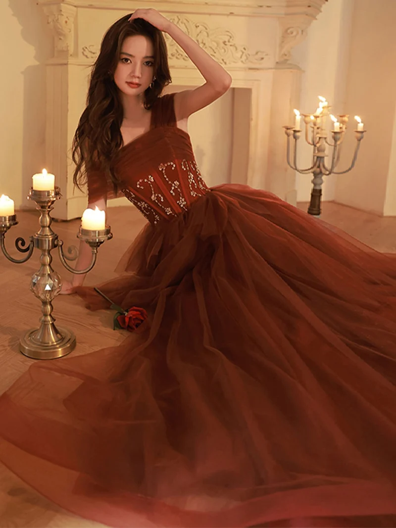 Robe de bal élégante bordeaux asymétrique en tulle, coupe trapèze, longueur au sol, avec paillettes et perles