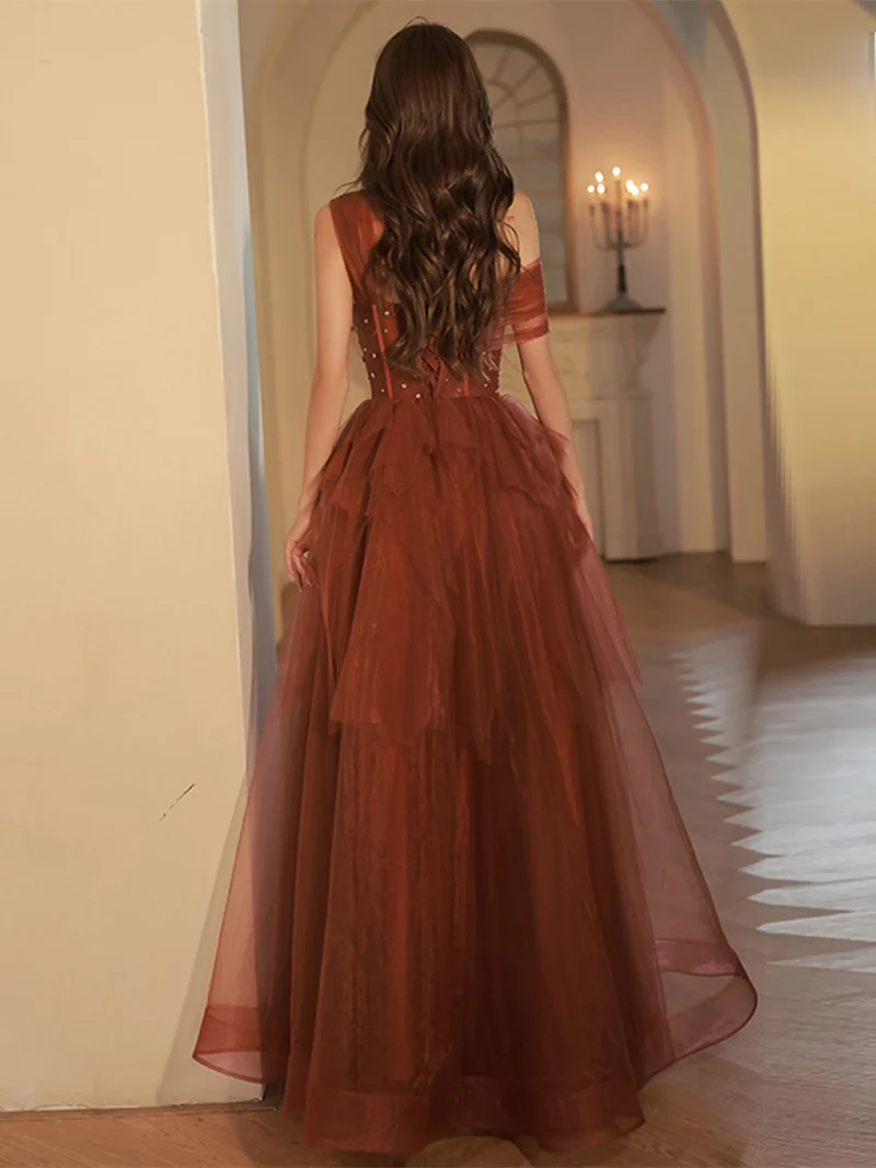 Robe de bal élégante bordeaux asymétrique en tulle, coupe trapèze, longueur au sol, avec paillettes et perles