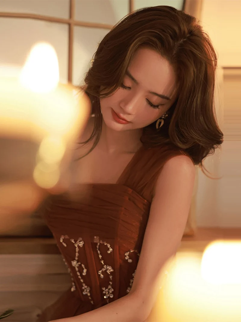 Robe de bal élégante bordeaux asymétrique en tulle, coupe trapèze, longueur au sol, avec paillettes et perles