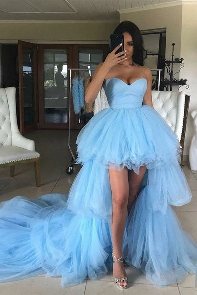 Robe de bal élégante en tulle bleu à décolleté en cœur et jupe superposée