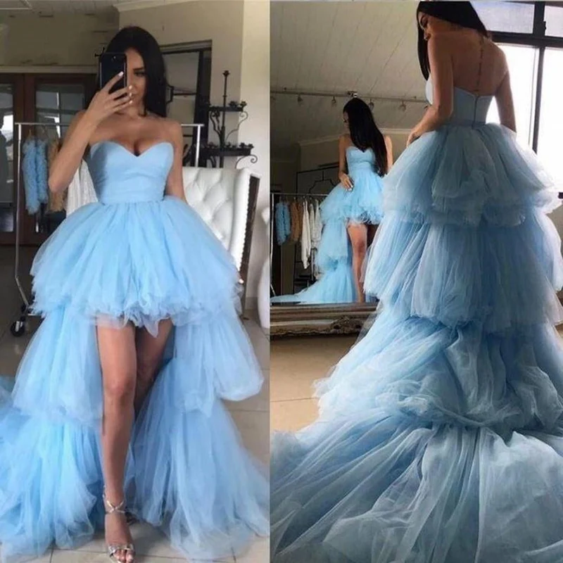 Robe de bal élégante en tulle bleu à décolleté en cœur et jupe superposée