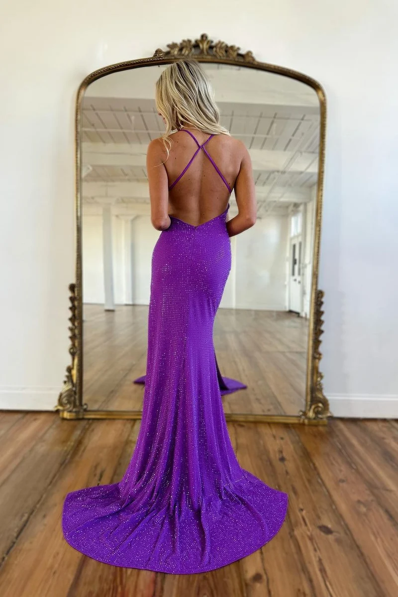 Robe de bal glamour à paillettes violettes : robe longue sans manches, dos nu et fendue