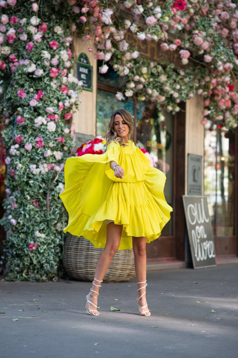 Robe courte jaune à volants superposés