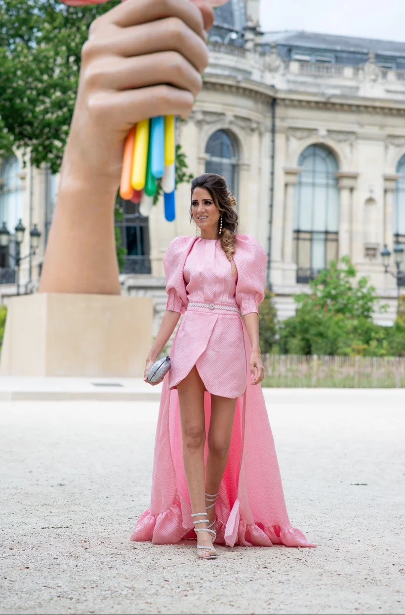 Robe asymétrique rose à manches bouffantes