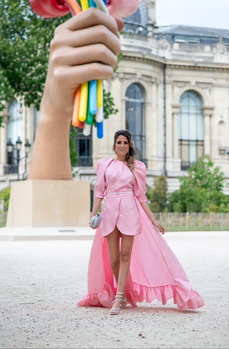 Robe asymétrique rose à manches bouffantes