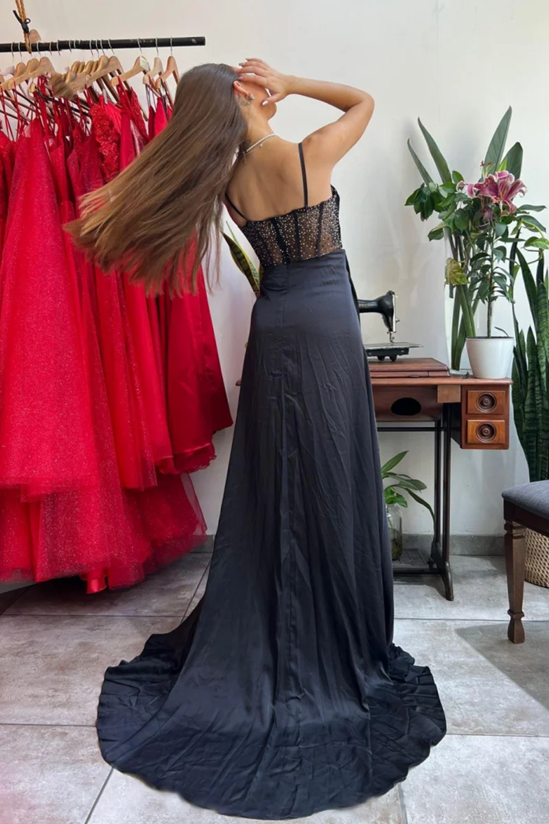 Robe de bal noire élégante à col en V avec plis et fente, parfaite pour les événements formels