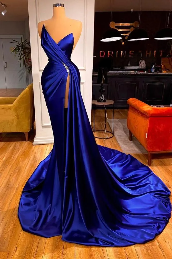 Robe de bal élégante bleu roi à décolleté en cœur et fente haute, idéale pour les occasions spéciales