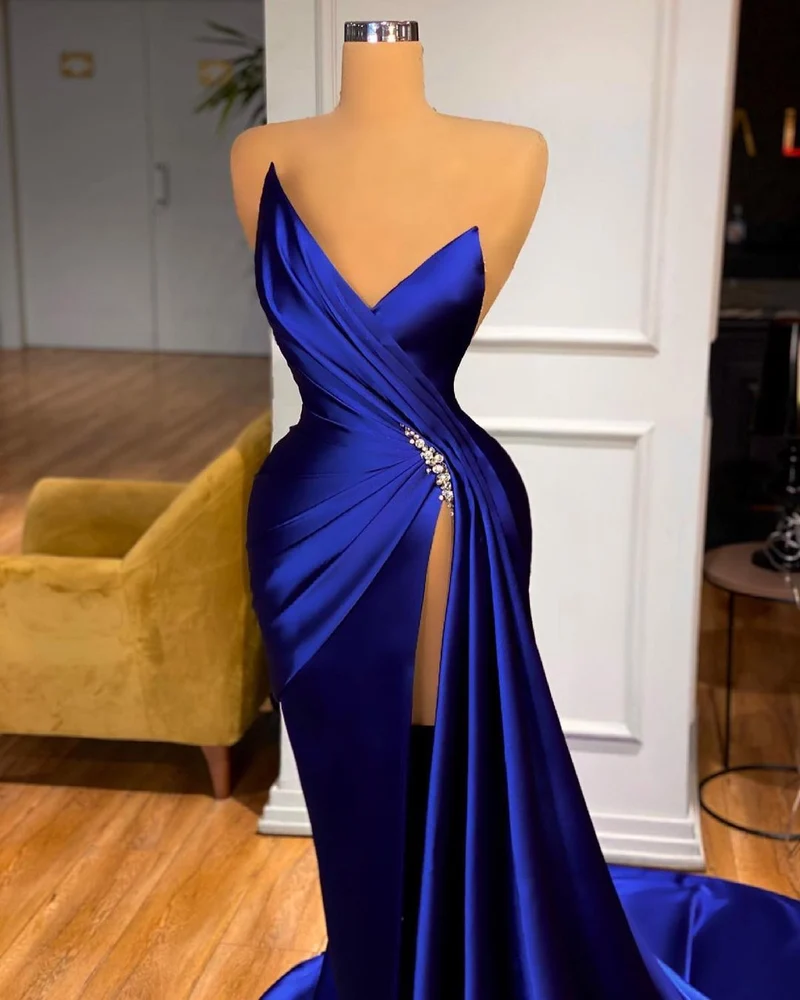 Robe de bal élégante bleu roi à décolleté en cœur et fente haute, idéale pour les occasions spéciales