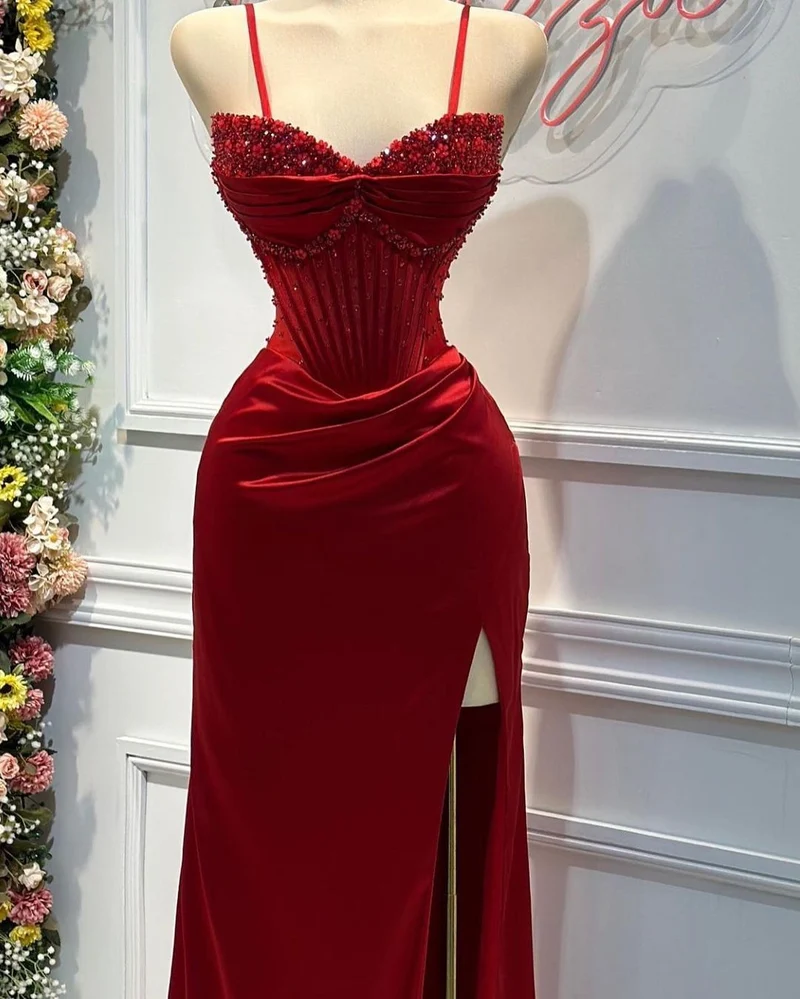Superbe robe de bal sirène rouge à bretelles spaghetti et fente haute
