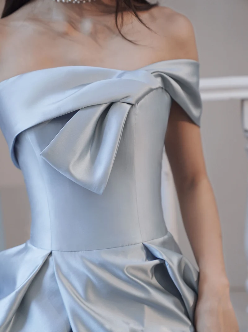 Superbe robe de bal longue en satin bleu