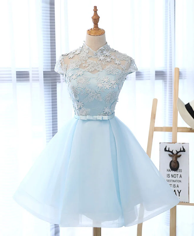Robe de bal courte bleu clair avec de jolis détails appliqués