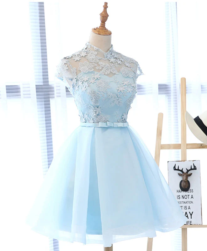 Robe de bal courte bleu clair avec de jolis détails appliqués