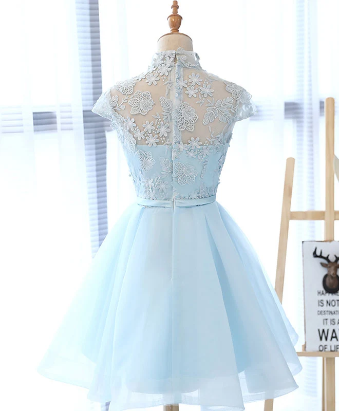 Robe de bal courte bleu clair avec de jolis détails appliqués