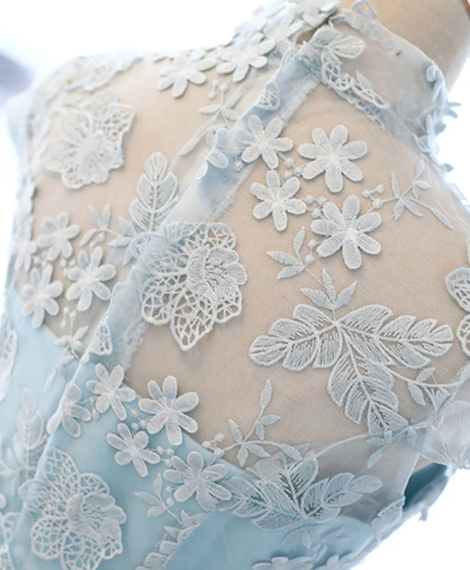 Robe de bal courte bleu clair avec de jolis détails appliqués