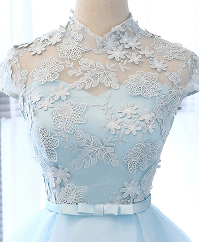 Robe de bal courte bleu clair avec de jolis détails appliqués