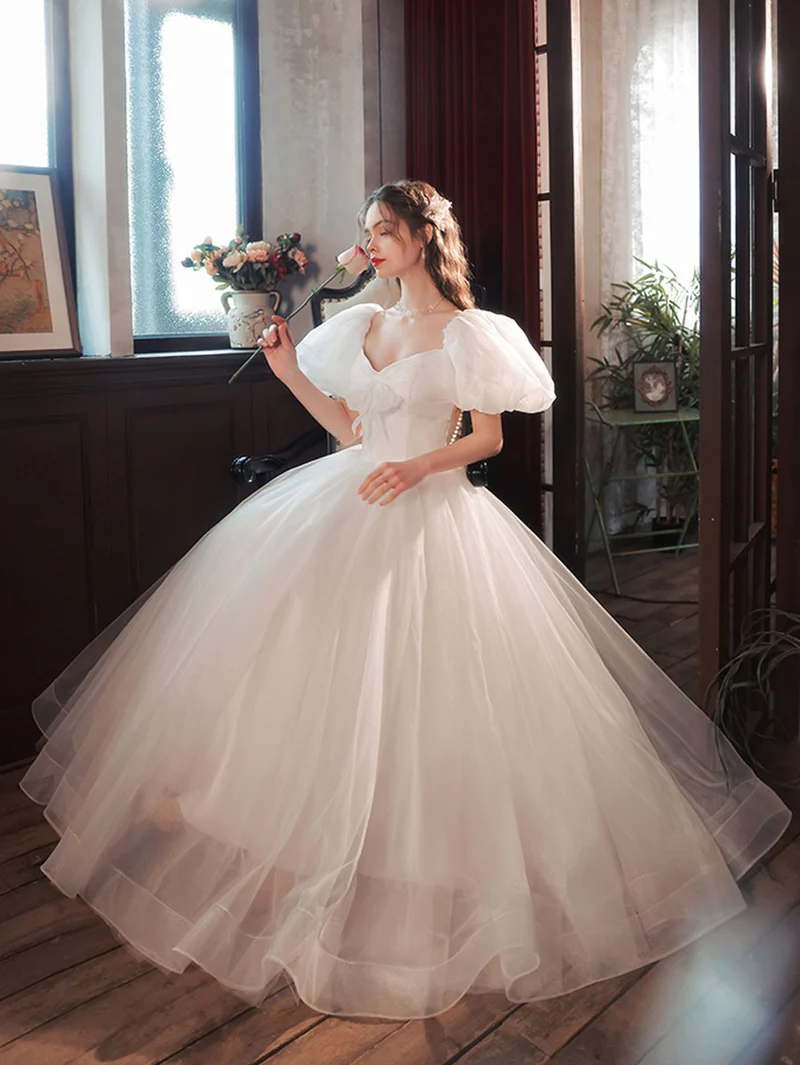 Robe de bal longue en tulle blanc à manches bouffantes, idéale pour les 16 ans