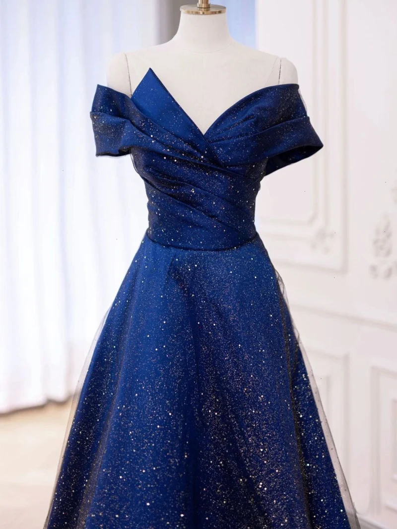 Robe de soirée élégante en tulle et satin bleu foncé