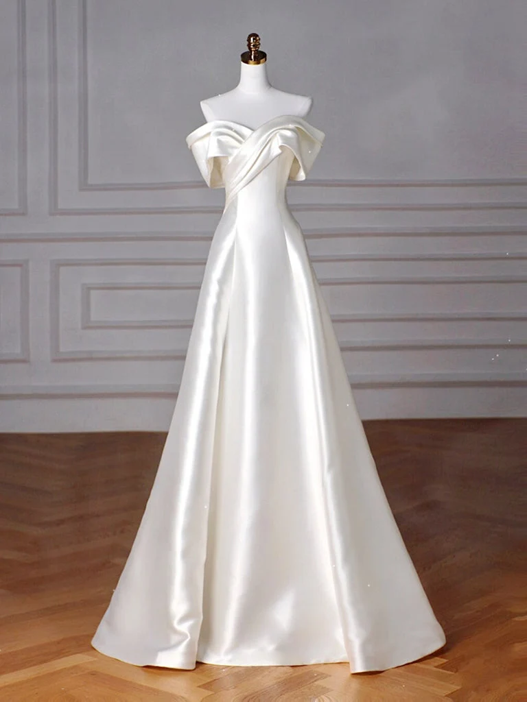 Robe de soirée longue en satin beige à épaules dénudées et coupe trapèze
