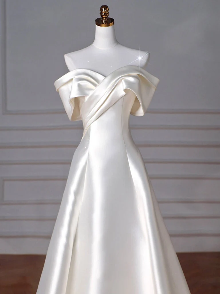 Robe de soirée longue en satin beige à épaules dénudées et coupe trapèze