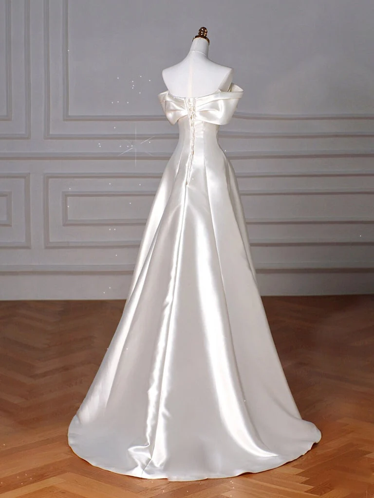 Robe de soirée longue en satin beige à épaules dénudées et coupe trapèze