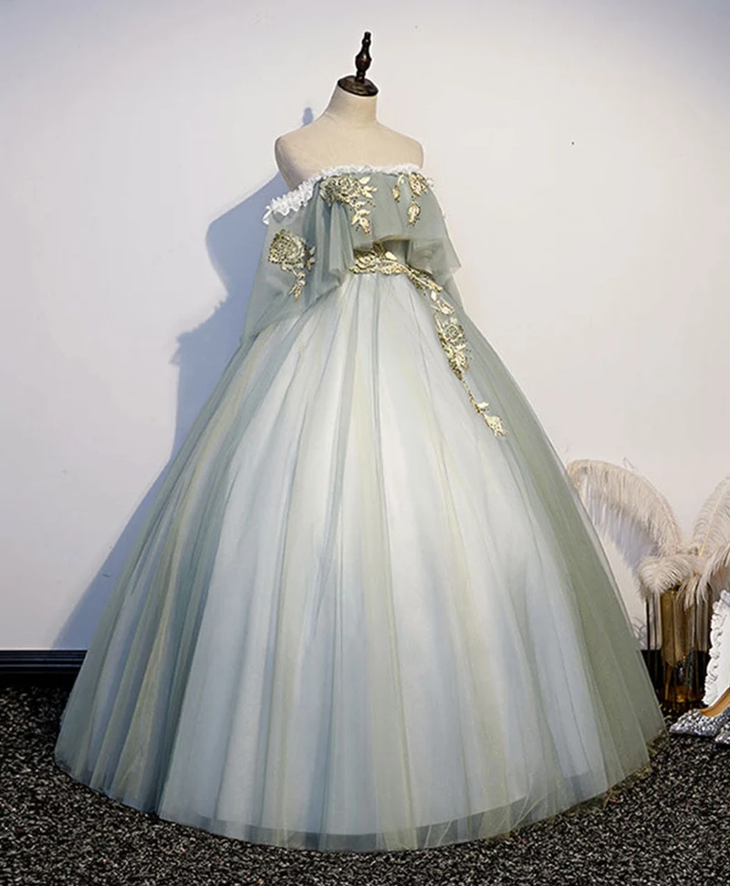 Robe de bal longue en tulle vert et dentelle, décolleté en cœur, longueur au sol