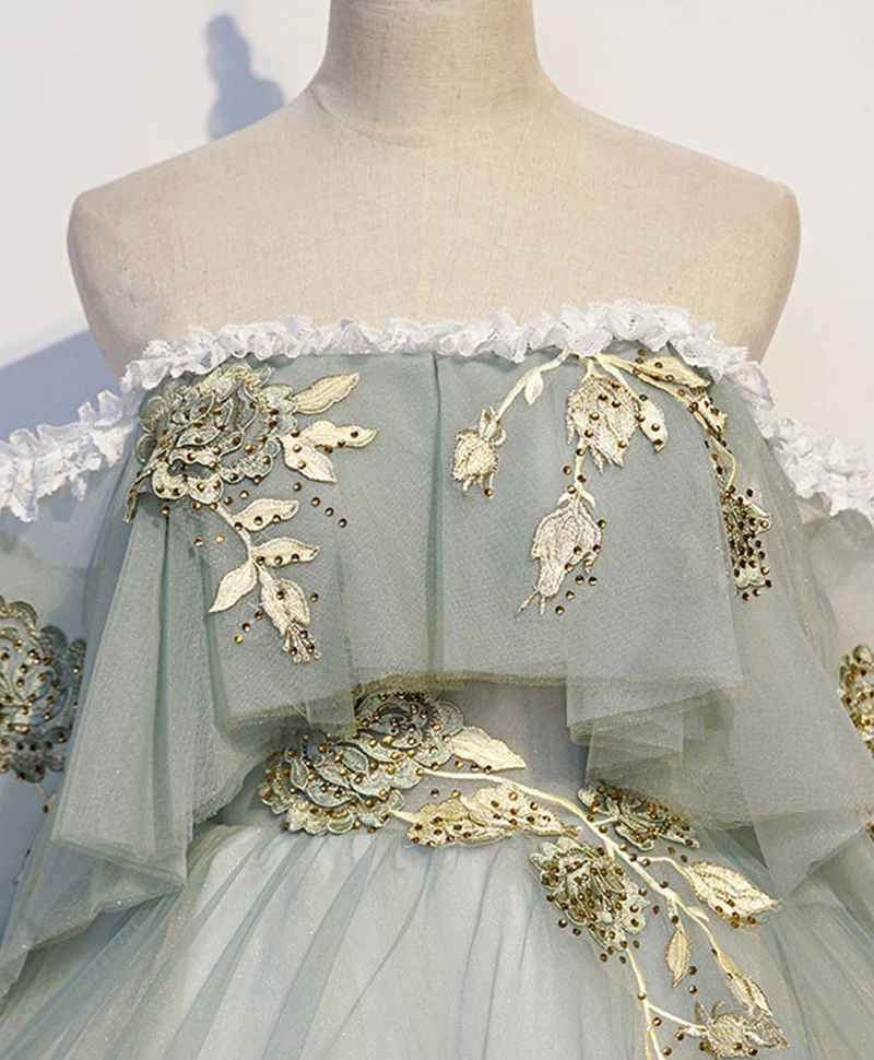 Robe de bal longue en tulle vert et dentelle, décolleté en cœur, longueur au sol