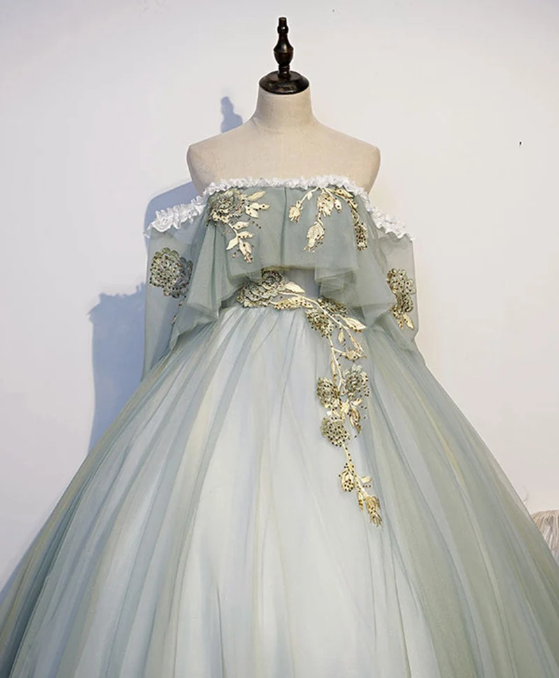 Robe de bal longue en tulle vert et dentelle, décolleté en cœur, longueur au sol