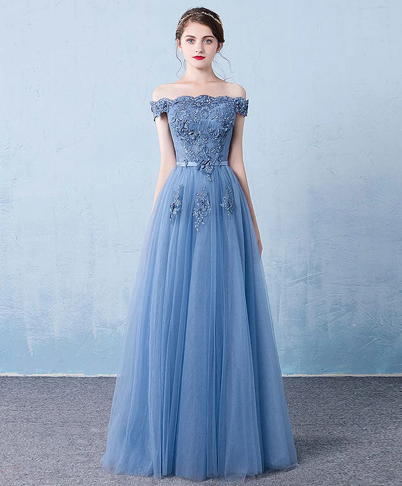 Robe de soirée longue en tulle bleu à épaules dénudées et dentelle