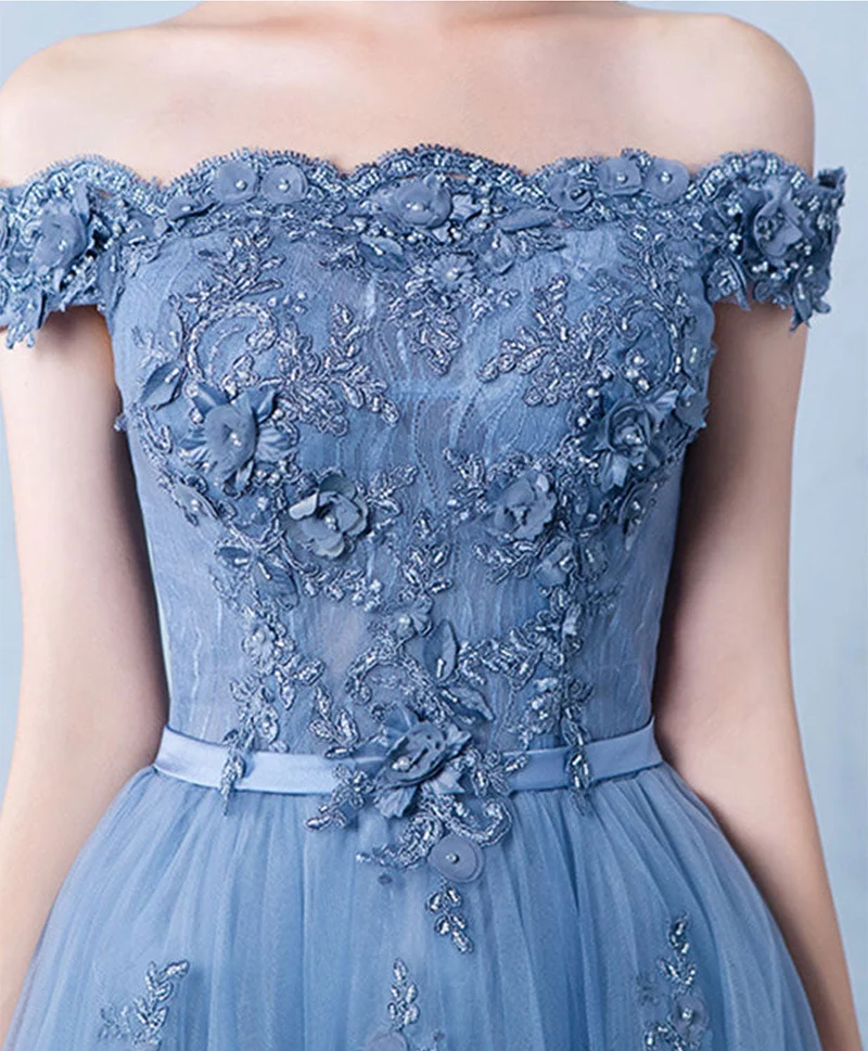 Robe de soirée longue en tulle bleu à épaules dénudées et dentelle