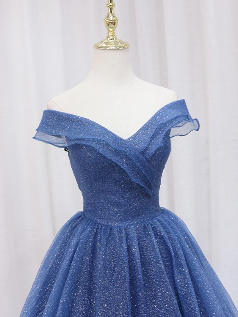 Robe de bal longue bleu foncé à épaules dénudées et coupe trapèze en tulle brillant