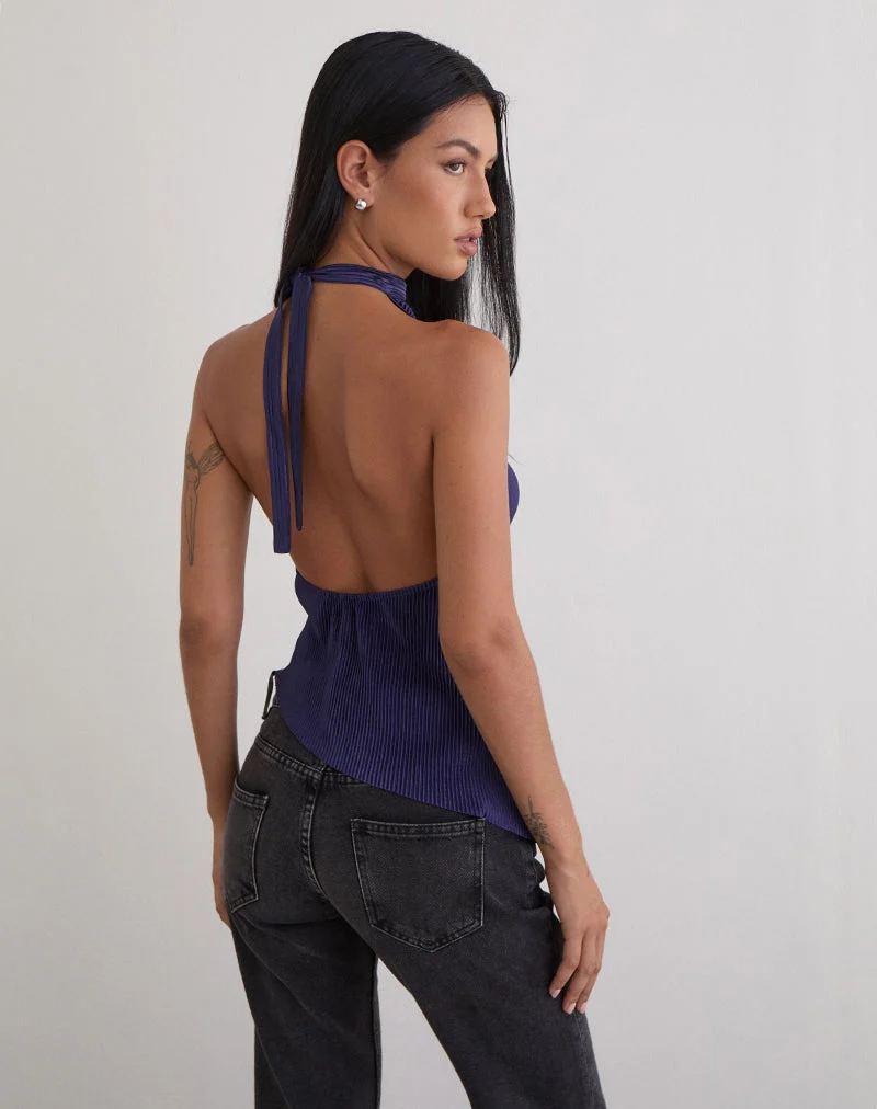 Atsila High Neck Sleeveless Top in Plisse Navy (Top sans manches à col montant)