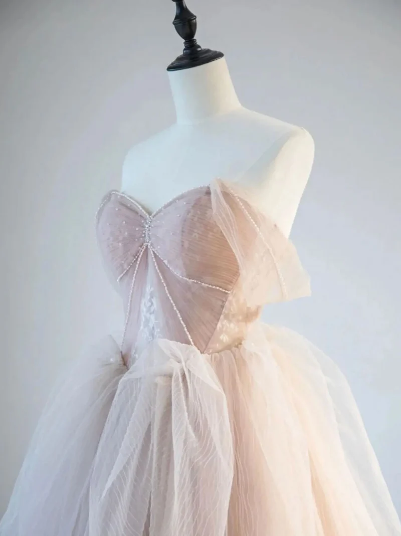 Robe de bal longue en tulle et dentelle rose champagne, coupe trapèze, épaules dénudées