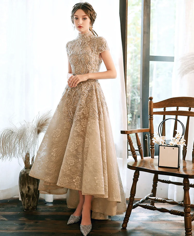Robe de bal de fin d'année champagne à col haut et dentelle