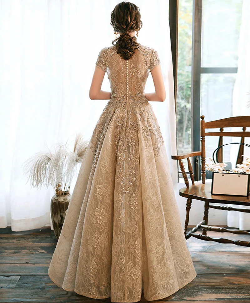 Robe de bal de fin d'année champagne à col haut et dentelle