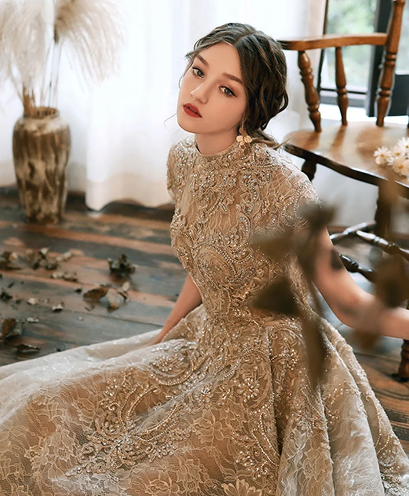 Robe de bal de fin d'année champagne à col haut et dentelle