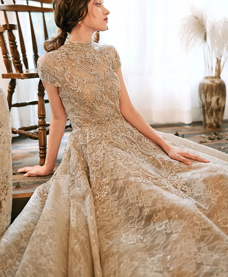Robe de bal de fin d'année champagne à col haut et dentelle